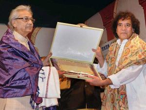pt-kartik-kumar-the-seniormost-disciple-of-sitar-maestro-pt-ravi-shankar-being-felicitated-by-ustad-zakir-hussain-14845700300239